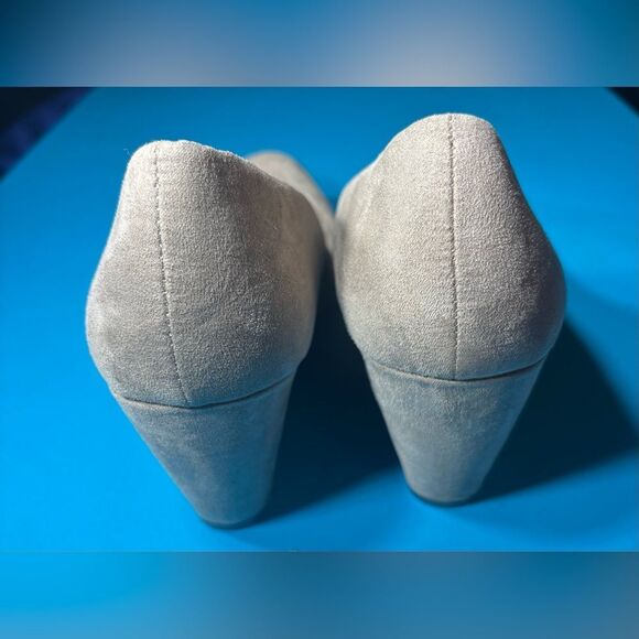 CL by Laundry Women's Suede Wedge Slip on Dress Pumps Shoes Taupe Womens Size 10 - Picture 4 of 10